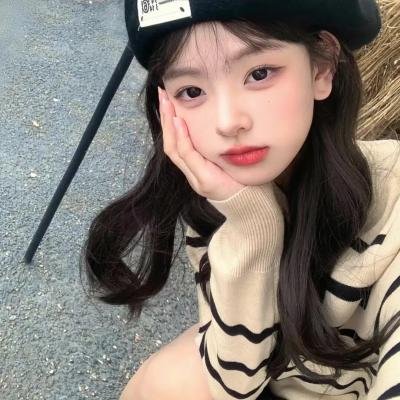 穿条纹衣的男孩